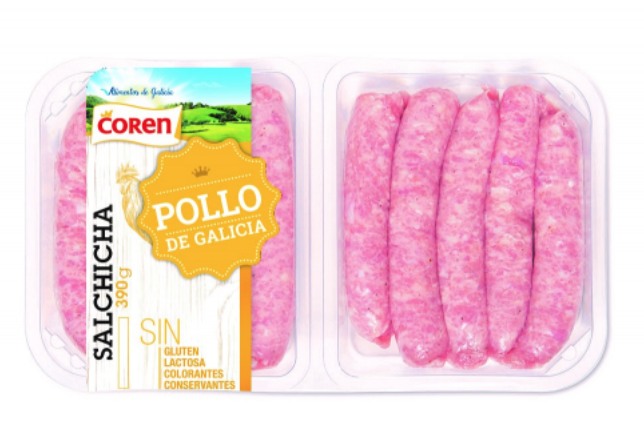 Pimientos asados con salchichas de pollo frescas y guarnición de guisantes.